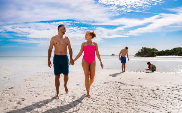 FL/Florida's Sports Coast/New Port Richey/Anclote Key/Familie am Strand