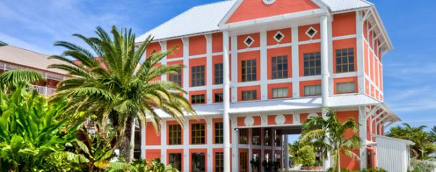 Hauptgebäude vom Pelican Bay <br />
Hotel auf Grand Bahama, Bahamas - Credit: Pelican Bay Hotel