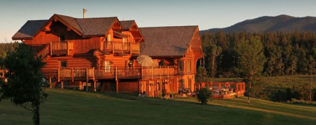 BC/Echo Valley Guest Ranch/Lodge am Abend