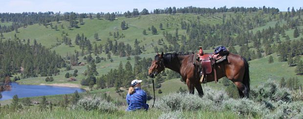 WY/New Haven Ranch/Ausblick auf New Haven See  Reiterin mit Pferd