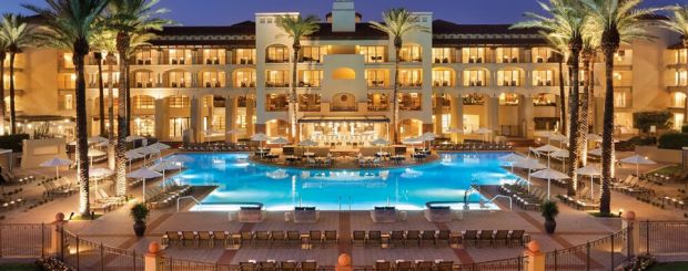 Princess Pool und Blick aufs beleuchtete Hotel am Abend, Fairmont Scottsdale Princess, Scottsdale, Arizona - Credit: Accor
