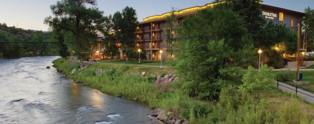Außenansicht vom Fluss aus, DoubleTree by Hilton, Durango, Colorado - Credit: Hilton
