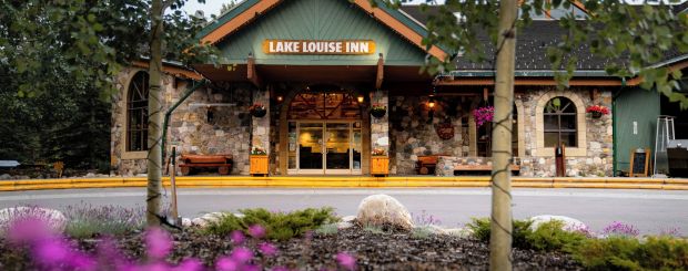Außenansicht, Lake Louise Inn, Lake Louise Credit - Expedia