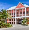 Hauptgebäude vom Pelican Bay <br />
Hotel auf Grand Bahama, Bahamas - Credit: Pelican Bay Hotel
