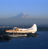 Flug über den Puget Sound, im Hintergrund Mount Rainier, Seattle, Washington - Credit: Visit Seattle, Tim Thompson