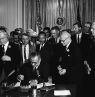 02.07.1964 Präsident Johnson unterzeichnet Civil Rights Act - Martin Luthr King im Hintergrund, Washington, D.C. - Credit: Cecil Stoughton, White House Press Office (WHPO)