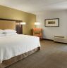 Zimmer mit King Bett, Hampton Inn Columbia-Downtown Historic District, Columbia, South Carolina - Credit: Hampton Inn Columbia-Downtown Historic District