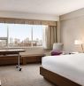 Zimmer mit King Bett, Coast Edmonton Plaza Hotel, Edmonton, Alberta - Credit: Copyright Coast Hotels