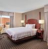 Zimmer mit King Bett, Hampton Inn & Suites Greenville-Downtown-Riverplace, Greenville, South Carolina - Credit: Hilton