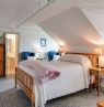 Zimmer mit Queen Bett und Dachschräge, First Colony Inn, Nags Head, Outer Banks, North Carolina - Credits: First Colony Inn