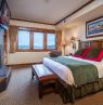Lodge Zimmer mit King Bett, The Lodge at Whitefish Lake, Whitefish, Montana - Credit: Tim Rice / The Lodge at Whitefish Lake