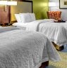 Zimmer mit 2 Queen Betten, Hampton Inn Columbia-Downtown Historic District, Columbia, South Carolina - Credit: Hampton Inn Columbia-Downtown Historic District