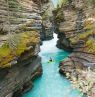 Kayaking in einem engen Felsenschlucht nahe der Athabasca Falls, Jasper National Park, Alberta - Credit: Jeff Bartlett @photojbartlett