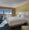 Zimmer mit King Bett, Hampton Inn & Suites Myrtle Beach Oceanfront, Myrtle Beach, South Carolina - Credit: Hilton