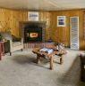 Wohnzimmer einer Historic Cabin, Tamarack Lodge & Resort, Mammoth Lakes, Kalifornien - Credit: Mammoth Lodging Collection