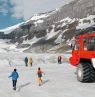 Familie auf einer Columbia Icefield Glacier Tour, Columbia Icefield, Alberta - Credit: Pursuit / Mike Seehagel