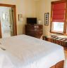 Zimmer Dragonfly mit King Bett, Alicion Bed & Breakfast, Lunenburg, Nova Scotia- Credit: Alicion Bed & Breakfast