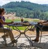 Frauen mit Wein am Tisch, Willamette Valley, Oregon - Credit: Travel Oregon