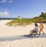 Rollstuhlfahrerin am Strand, Fort Lauderdale, Florida - Credit: Great Fort Lauderdale CVB