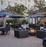 Terrasse mit Feuerstelle, Hilton Garden Inn Melville, Plainview, Long Island, New York - Credit: Hilton Garden Inn Melville