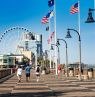 Boardwalk mit Flaggen und Skywheel, Myrtle Beach, South Carolina - Credit: Visit Myrtle Beach