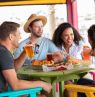 Freunde beim Essen und Trinken, Myrtle Beach, South Carolina - Credit: Visit Myrtle Beach
