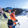 Leute mit Skiern auf der Schulter, Sunshine Village, Banff, Alberta - Credit: Reuben Krabbe & Ski Big 3