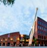 Außenansicht mit riesigem Baseballschläger, Slugger Museum and Factory, Louisville, Kentucky - Credit: Louisville Tourism
