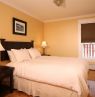 Zimmer mit 1 King Bett, Grenfell Heritage Hotel and Suites, St. Anthony, Neufundland Credit: Grenfell Heritage Hotel and Suites