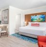 Standardzimmer mit 1 Kingbett - Credit: Compass by Margaritaville Hotel Naples