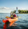 orange Kajaks vor dem Kidston Lighthouse, Baddeck, Cape Breton Island, Nova Scotia - Credit: ACAT