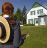 Frau blickt aufs Haus, Anne of Green Gables, Prince Edward Island - Credits: ACAT