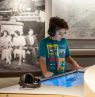 Junge bei einer interaktiven Station im Birthplace of Country Music Museum, Bristol, Tennessee - Credit: Travel South USA,Tennessee Department of Tourist Development