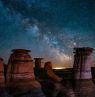 Willow Creek Hoodoos bei Nacht, Drumheller, Alberta - Credit: Mark Jinx @markjinksphoto