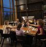 Freunde beim Dinner, Azuridge Estate Hotel, Priddis, Alberta - Credit: Travel Alberta / Roth and Ramberg