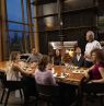 Freunde beim Dinner und reden mit dem Koch, Azuridge Estate Hotel, Priddis, Alberta - Credit: Travel Alberta / Roth and Ramberg