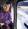 Frau im Helikopter, Abraham Lake, Nordegg, Alberta - Credit: Travel Alberta / Story First