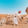 Omani mit Kamelen, Desert Nights Camp, Sharqiya Sands - Credit: Desert Nights Camp