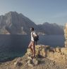 Mann vor einer Ruine, Musandam - Credit: Ministry of Heritage & Tourism Sultanate of Oman