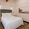 Zimmer 1 King, Elkhorn Resort Spa, Onanole, Manitoba - Credit: Elkorn Resort